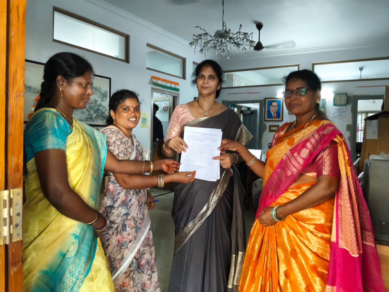 kkd-7 ఐసిడిఎస్ పిడి కి వినతిపత్రం సమర్పిస్తున్న దృశ్యం