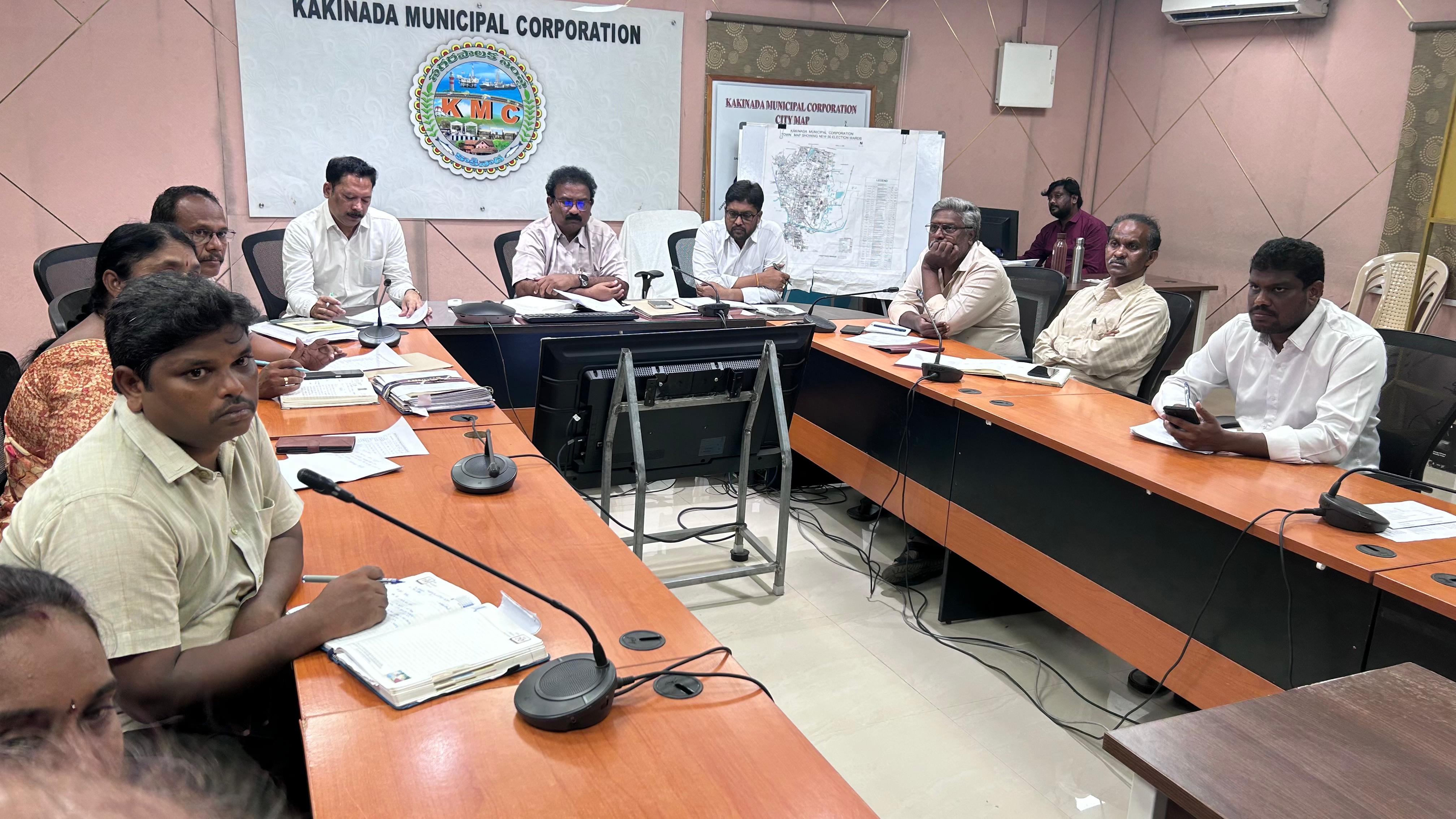 kkd-6 వీడియో కాన్ఫరెన్స్లో పాల్గొన్న కాకినాడ సిటీ ఈఆర్వో కే.టి. సుధాకర్ తదితరులు