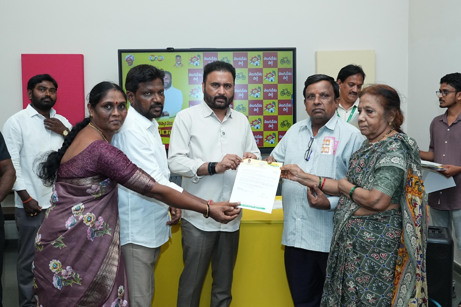 ఫోటో: సిఎం ఆర్ ఎఫ్ చెక్కులు పంపిణీ చేస్తున్న ఎంపీ సానా సతీష్ బాబు
